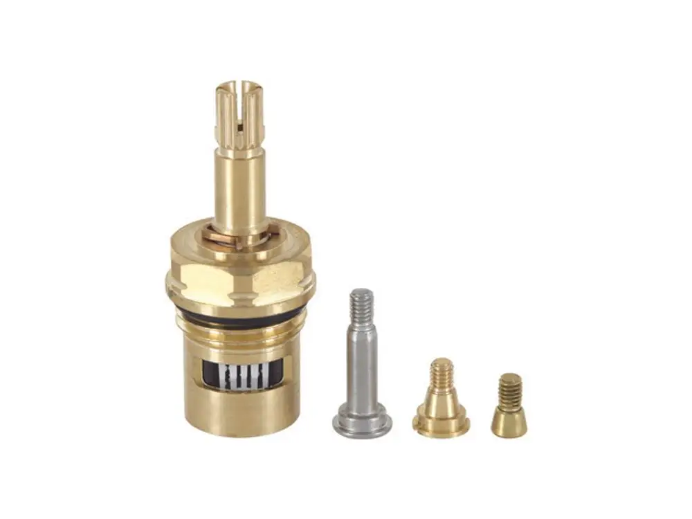 Oberteil einer Kartusche von Ideal Standard mit mehreren Befestigungselementen, bestehend aus einer goldenen Hauptkomponente und drei zusätzlichen Schrauben.